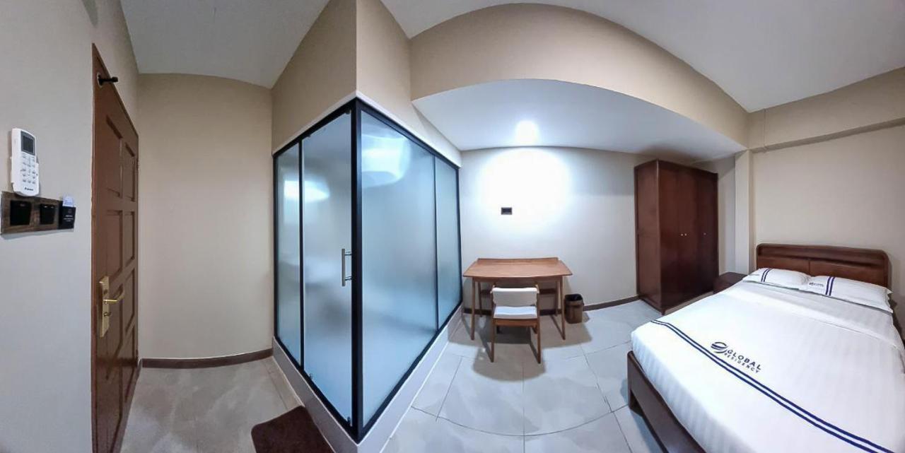 Global Residency Hotell Kota Kinabalu Exteriör bild